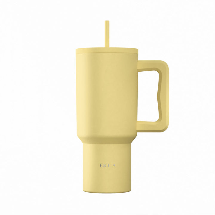 Θερμός Estia Straw Tumbler XL Save the Aegean σε κίτρινη απόχρωση Sunbeam με εργονομική λαβή, καλαμάκι και μίνιμαλ σχεδιασμό.