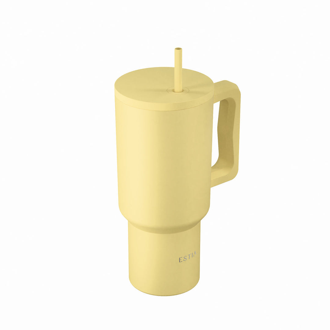 Πλάγια όψη του θερμός Estia Straw Tumbler XL Save the Aegean Sunbeam με εργονομική λαβή και ενσωματωμένο καλαμάκι.