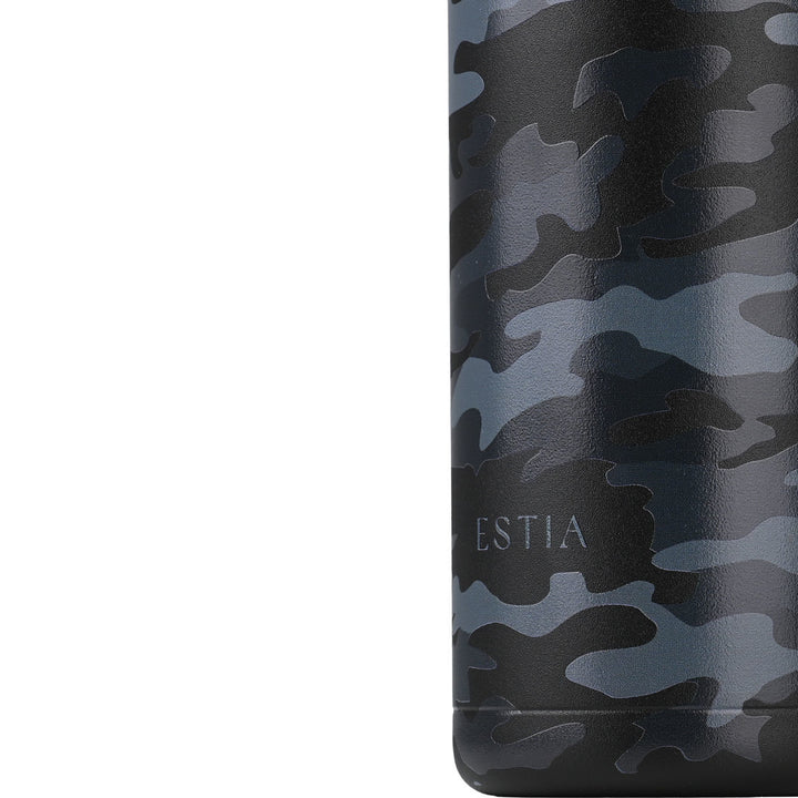 Θερμός Παιδικό Μαύρο-Γκρι Save the Aegean 470ml Dark Camo, διακοσμητική παρουσίαση που δείχνει πώς συνδυάζεται το προϊόν σε έναν ολοκληρωμένο χώρο της Estia.