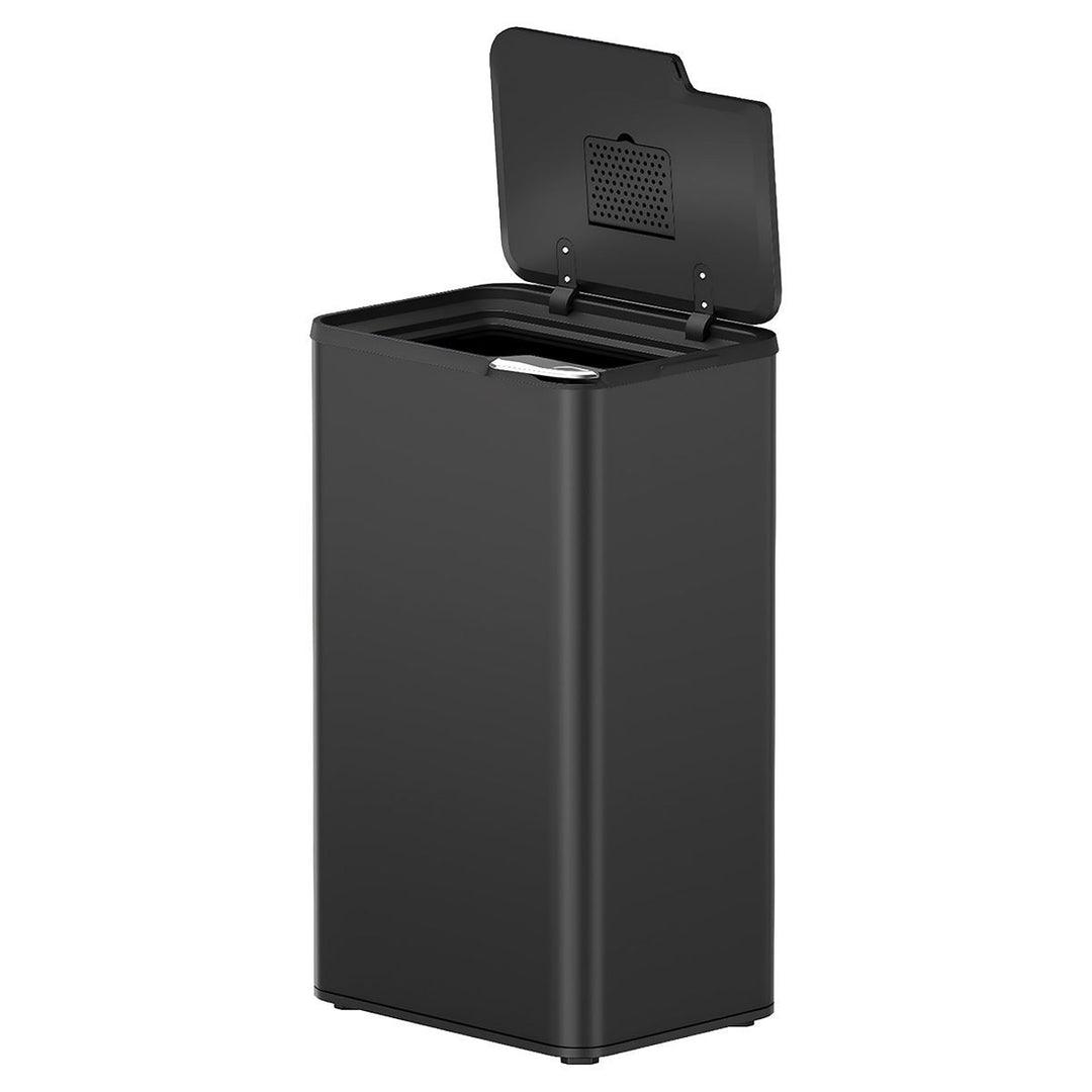 Κάδος απορριμμάτων Tapbin Estia σε ματ μαύρο χρώμα με ανοιχτό καπάκι 90° και εμφανές φίλτρο κατά των οσμών.