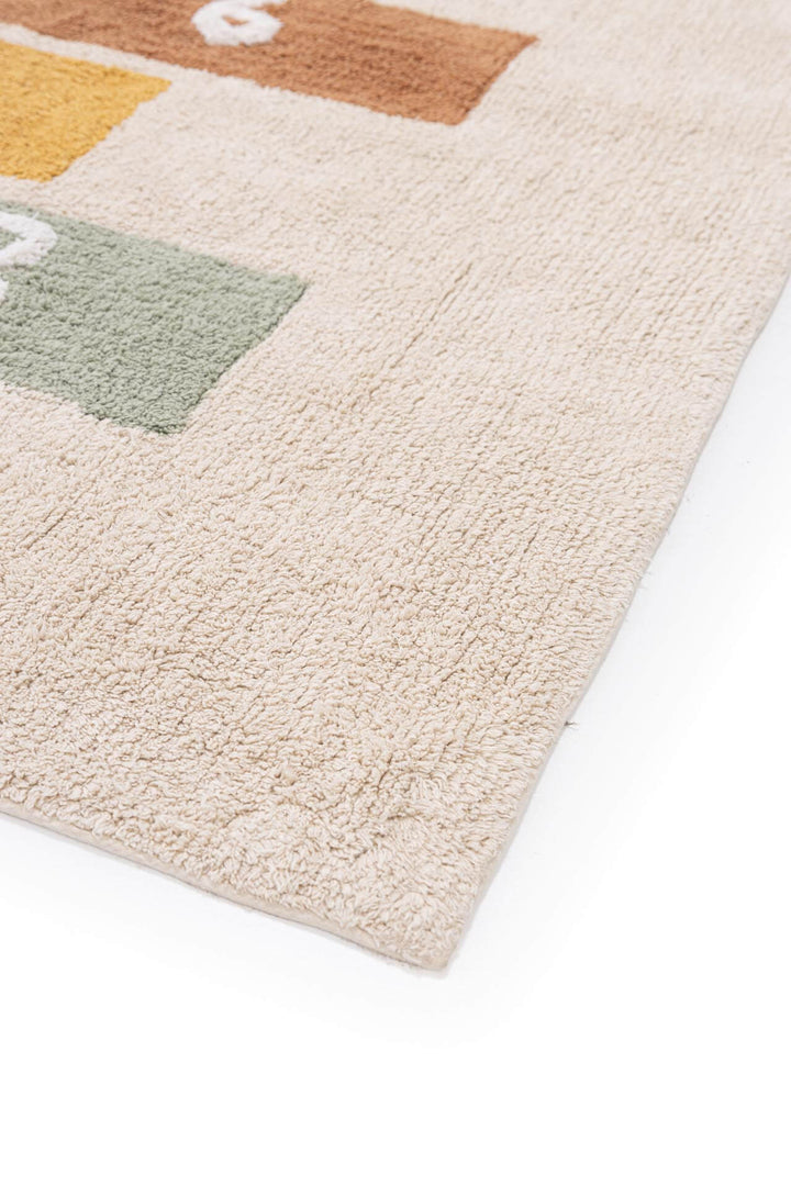 Παιδικό χαλί Little Steps της Royal Carpet σε ουδέτερη απόχρωση, σε κοντινή λεπτομέρεια, με παιχνιδιάρικο σχέδιο κουτσό και εμφανή υφή επιφάνειας.