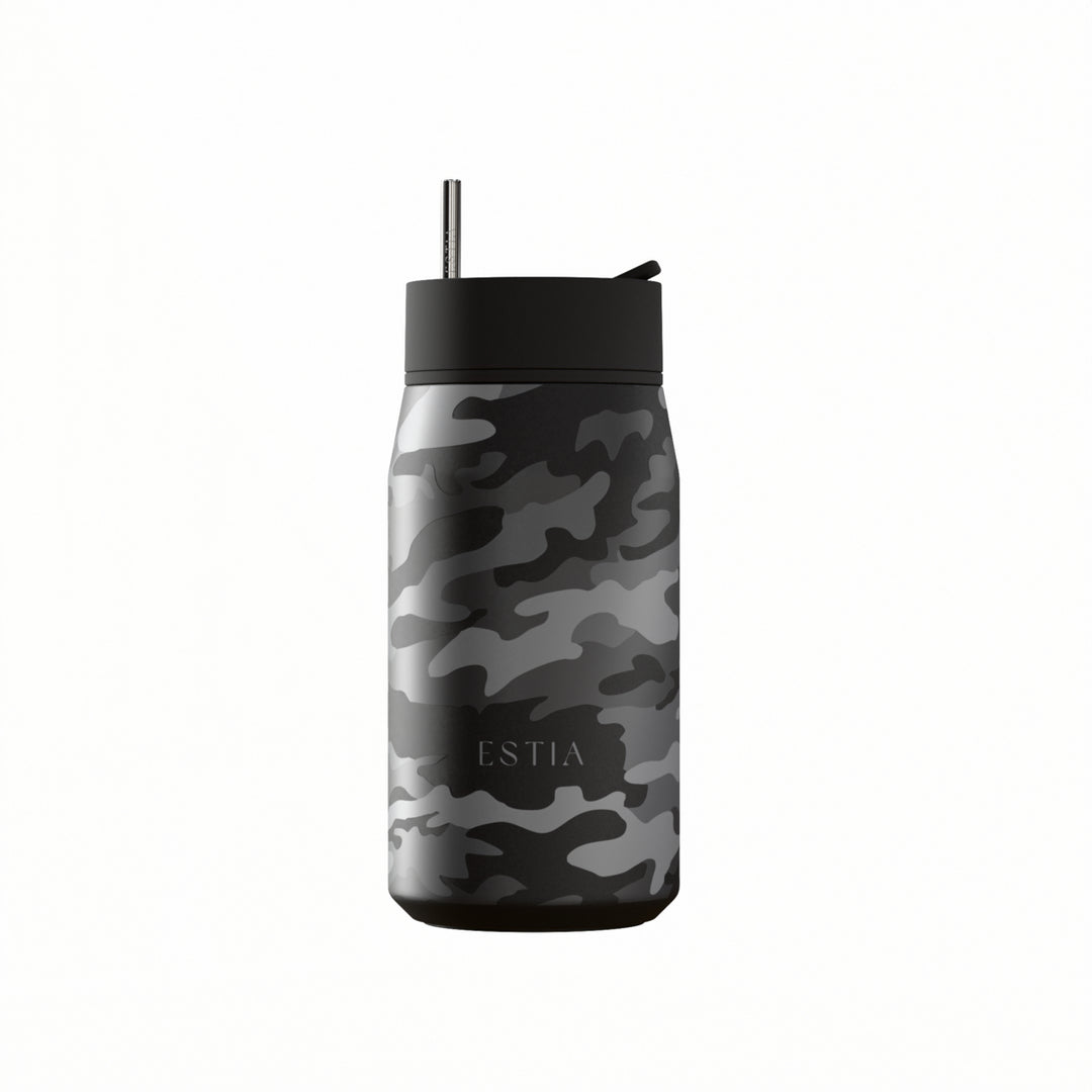 Estia θερμός Lens με σχέδιο παραλλαγής camouflage σε αποχρώσεις μαύρου και γκρι, μεταλλικό καλαμάκι και καπάκι πολλαπλών χρήσεων, σε λευκό φόντο.