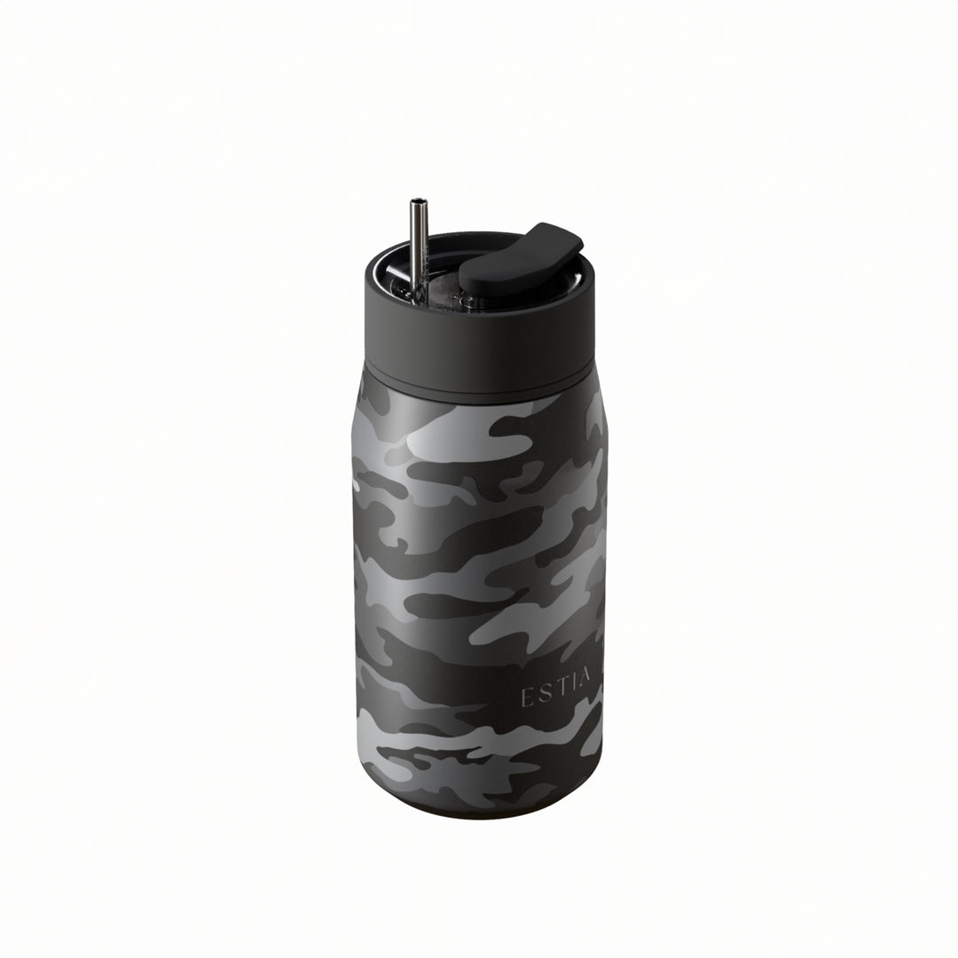 Πλάγια όψη του θερμός Lens της Estia με σχέδιο camouflage σε μαύρες και γκρι αποχρώσεις, μεταλλικό καλαμάκι και καπάκι πολλαπλών χρήσεων.