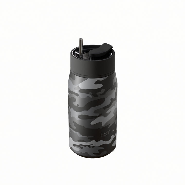 Πλάγια όψη του θερμός Lens της Estia με σχέδιο camouflage σε μαύρες και γκρι αποχρώσεις, μεταλλικό καλαμάκι και καπάκι πολλαπλών χρήσεων.