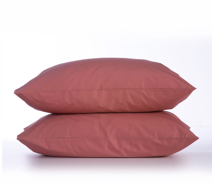 Δύο τερακότα μαξιλαροθήκες τοποθετημένες η μία πάνω στην άλλη, σε λευκό φόντο.