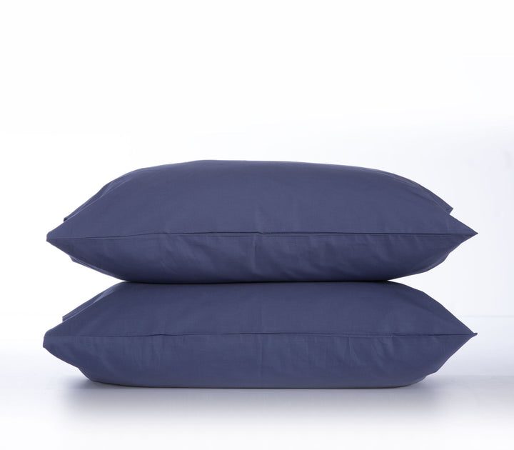 Δύο μαξιλαροθήκες σε σκούρο μπλε (indigo) χρώμα, τοποθετημένες η μία πάνω στην άλλη, με ουδέτερο λευκό φόντο για καθαρή προβολή του προϊόντος.