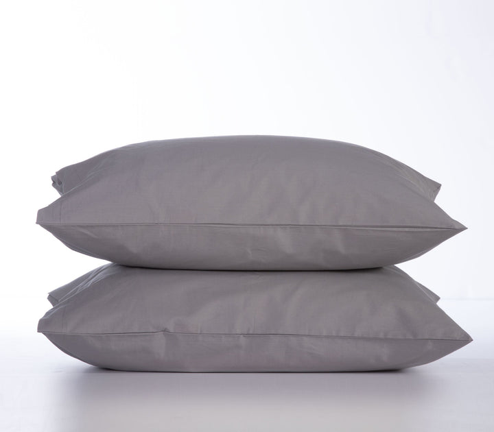 Δύο ανοιχτό γκρί μαξιλάρια τοποθετημένα το ένα πάνω στο άλλο, με φόντο λευκό στούντιο για καθαρή και minimal παρουσίαση προϊόντος.