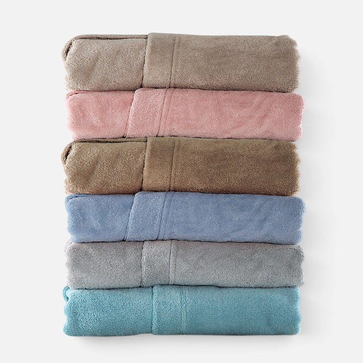 Βαμβακερά μπουρνούζια Comfort Nef-Nef Homeware διπλωμένα σε διαφορετικές αποχρώσεις, με εμφανή την απαλή πετσετέ υφή.