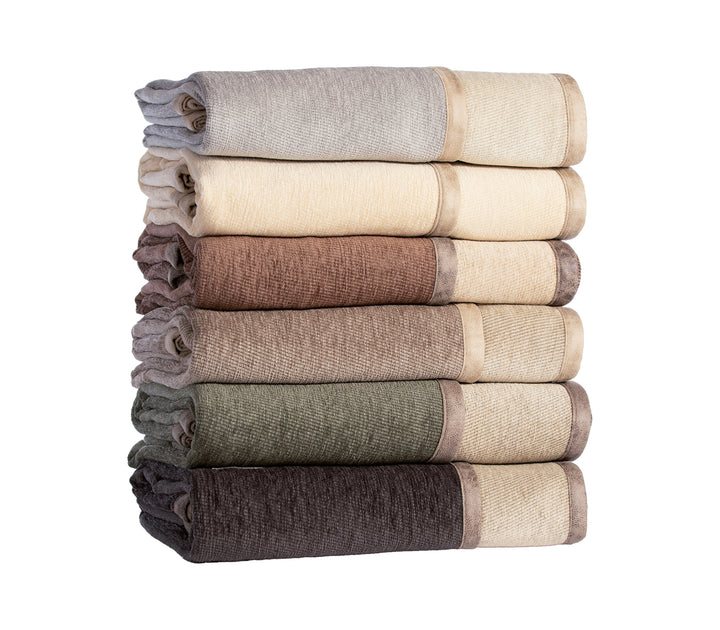 Στοίβα από ριχτάρια καναπέ σε αποχρώσεις γκρι, εκρού, καφέ, λαδί και σκούρο καφέ, με υφή υφάσματος και τελείωμα στο περίγραμμα.