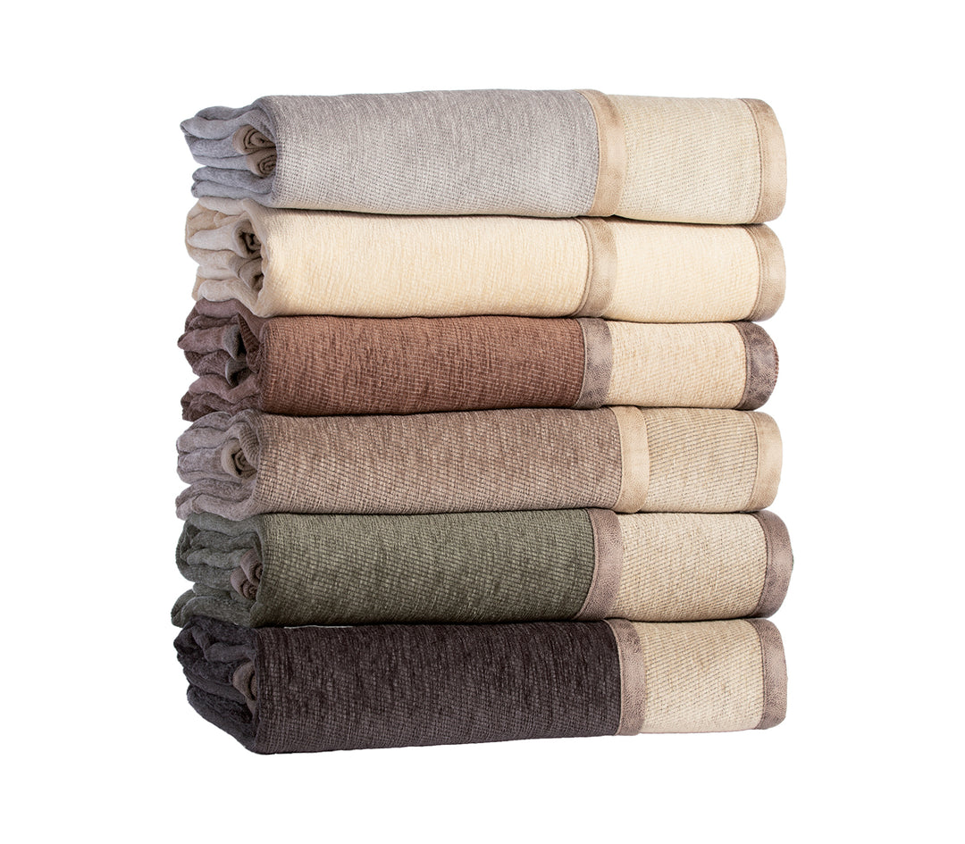 Στοίβα από ριχτάρια καναπέ σε αποχρώσεις γκρι, εκρού, καφέ, λαδί και σκούρο καφέ, με υφή υφάσματος και τελείωμα στο περίγραμμα.