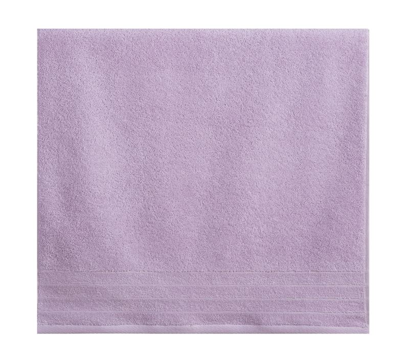 Μονόχρωμη πετσέτα προσώπου Nef-Nef Homeware σε απαλή μωβ απόχρωση με βελούδινη υφή πάνω σε λευκό φόντο.