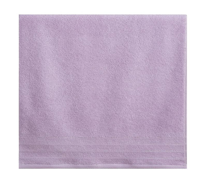 Μονόχρωμη πετσέτα προσώπου Nef-Nef Homeware σε απαλή μωβ απόχρωση με βελούδινη υφή πάνω σε λευκό φόντο.