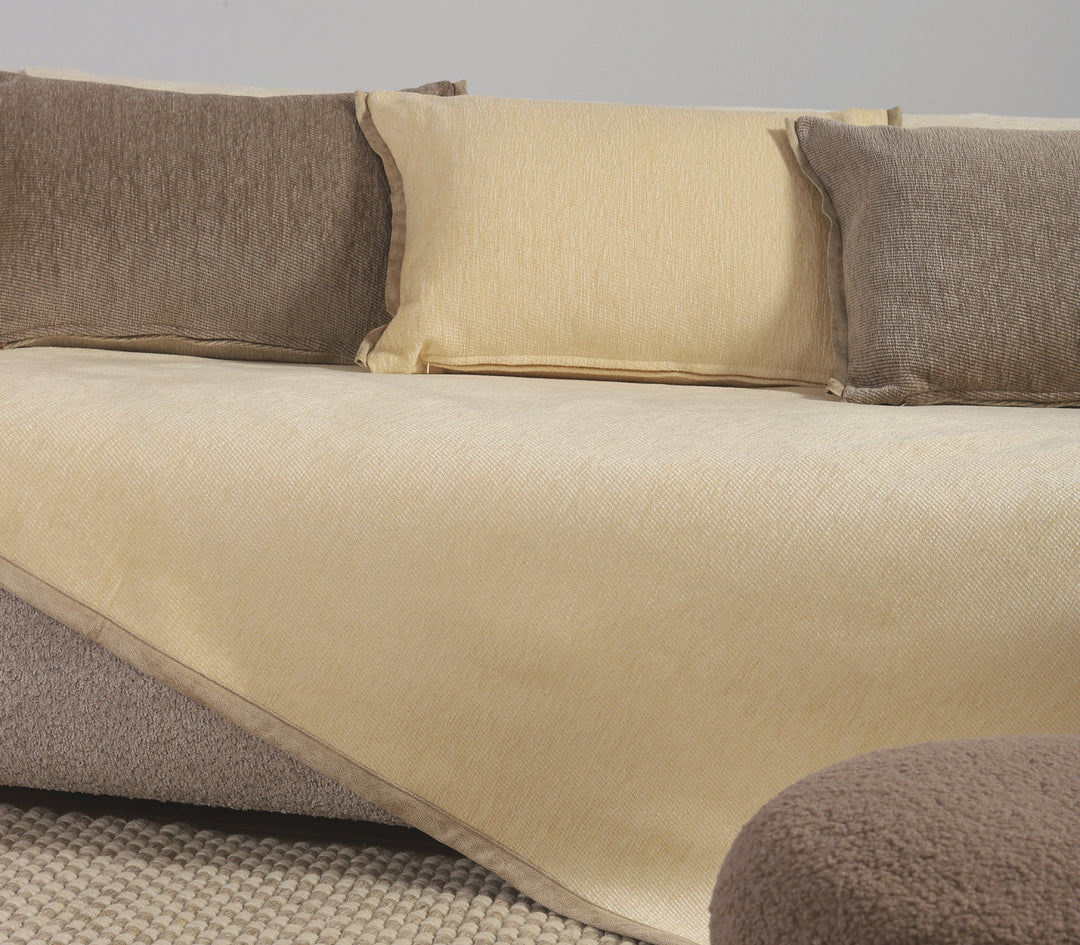 Κοντινή λεπτομέρεια σε εκρού ριχτάρι καναπέ με ταμπελάκι της εταιρείας Nef Nef Homeware σε δερμάτινη υφή.