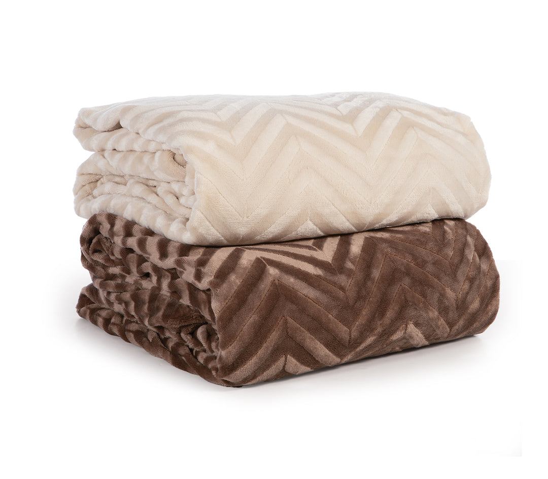 Στοίβα από παπλωματοθήκες fleece με ανάγλυφο μοτίβο σε εκρού και μόκκα αποχρώσεις.