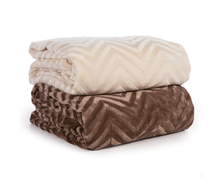 Στοίβα από παπλωματοθήκες fleece με ανάγλυφο μοτίβο σε εκρού και μόκκα αποχρώσεις.