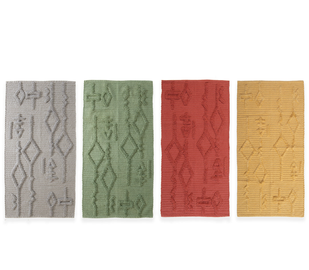 Τέσσερα χαλάκια σε σειρά σε γκρι, πράσινο, κεραμιδί και μουσταρδί χρώμα με ανάγλυφα γεωμετρικά σχέδια.