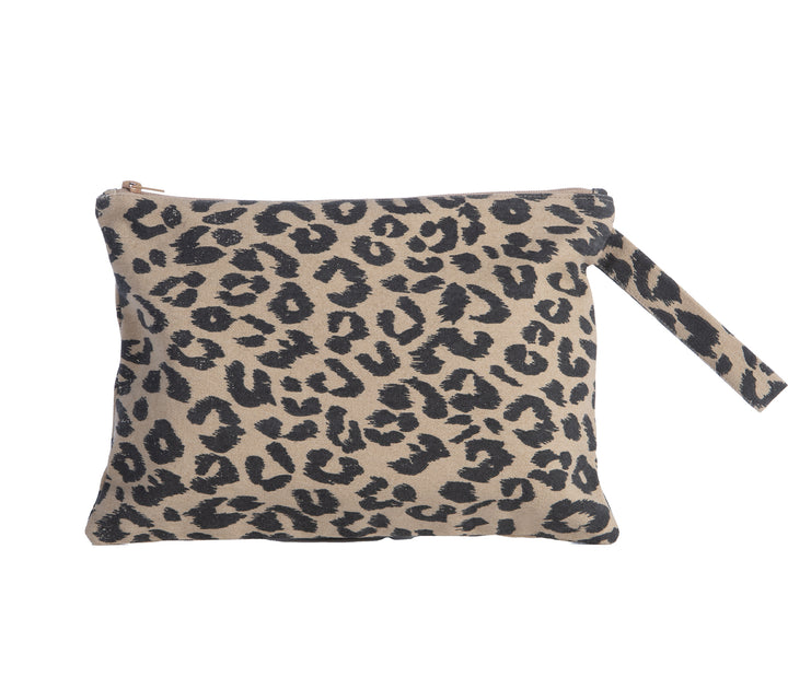 Μπεζ τσαντάκι με animal print σχέδιο σε μαύρους τόνους, με φερμουάρ και πρακτικό λουράκι για τον καρπό, σε λευκό φόντο.