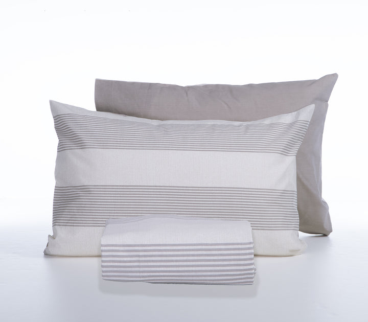 Μαξιλαροθήκες με ριγέ σχέδιο σε γκρι και λευκές αποχρώσεις.