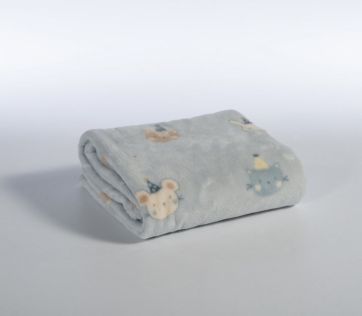 Διπλωμένη γκρι παιδική κουβέρτα fleece με σχέδια αρκουδάκια, κουνελάκια και γατάκια.