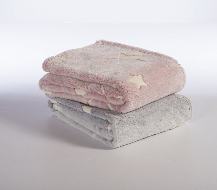 Σετ δύο παιδικών κουβερτών fleece σε ροζ και γκρι χρώμα με σχέδια αστεράκια, διπλωμένες σε λευκό φόντο.