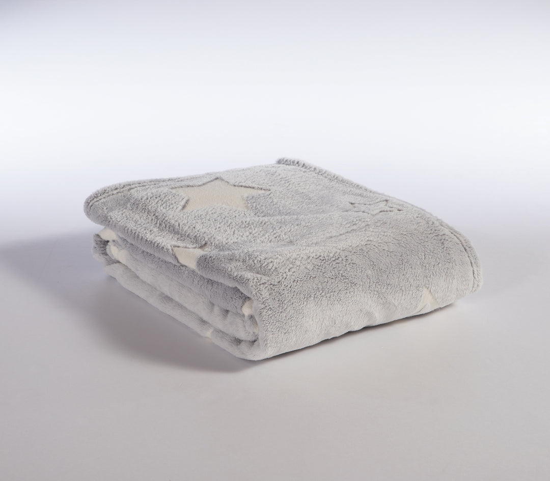 Γκρι παιδική κουβέρτα fleece με σχέδια λευκά αστέρια, διπλωμένη σε λευκό φόντο.