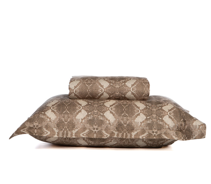 Σετ παπλωματοθήκης μπεζ με snake print μοτίβο, διπλωμένο σε λευκό φόντο.