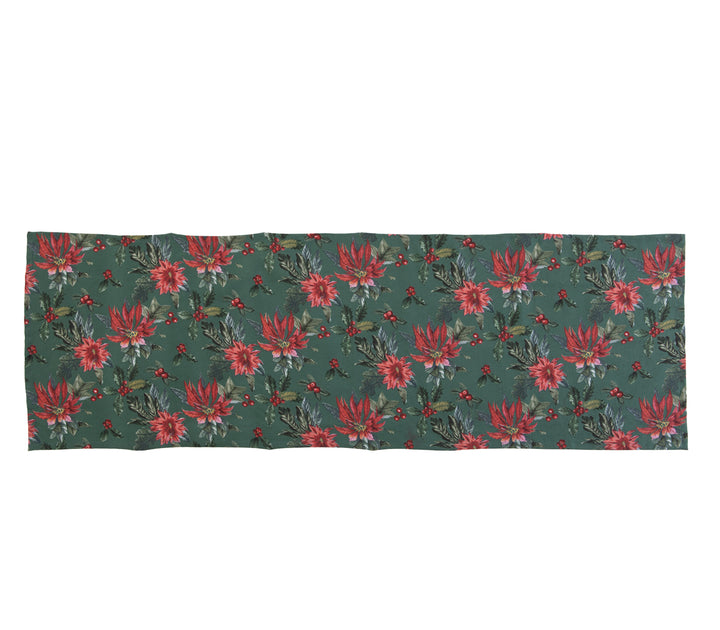 Χριστουγεννιάτικη τραβέρσα σε πράσινη βάση με σχέδιο κόκκινες γιορτινές αλεξανδρινές και μούρα, ιδανικό για χριστουγεννιάτικη διακόσμηση τραπεζιού.