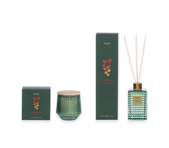 Σετ Christmas Tree της εταιρείας Nef Nef Homeware με αρωματικό κερί και diffuser με sticks, σε κομψές πράσινες συσκευασίες με χρυσές λεπτομέρειες και κόκκινη κορδέλα.