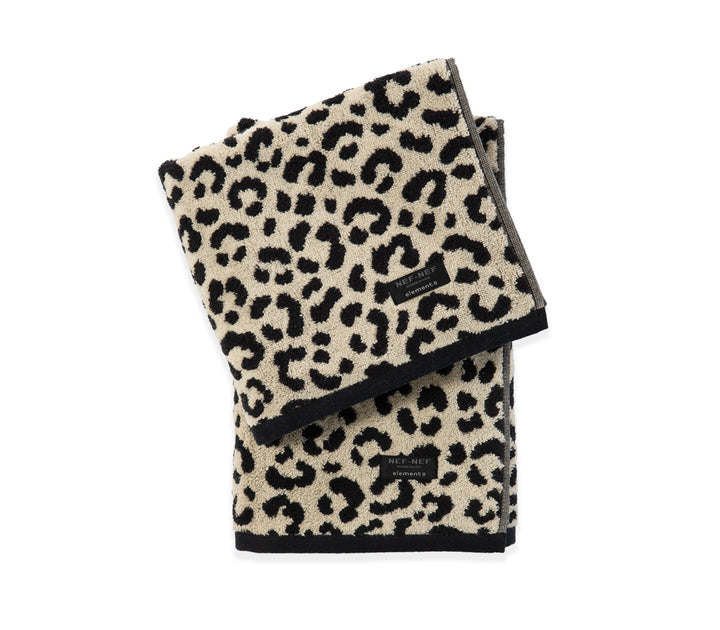 Δύο πετσέτες μπάνιου με leopard animal print σε μπεζ και μαύρο χρώμα, τοποθετημένες σε λευκό φόντο.