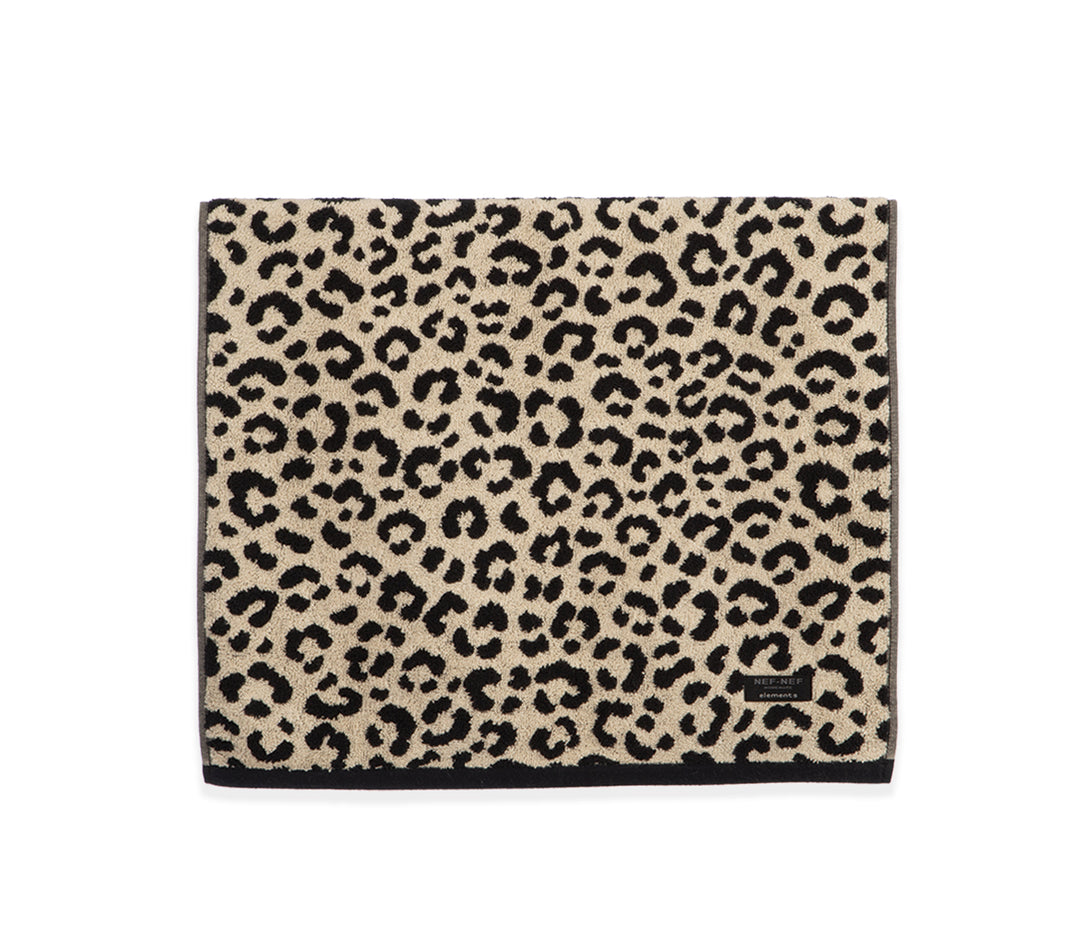 Μπεζ πετσέτα μπάνιου με leopard animal print και μαύρη ετικέτα, σε λευκό φόντο.