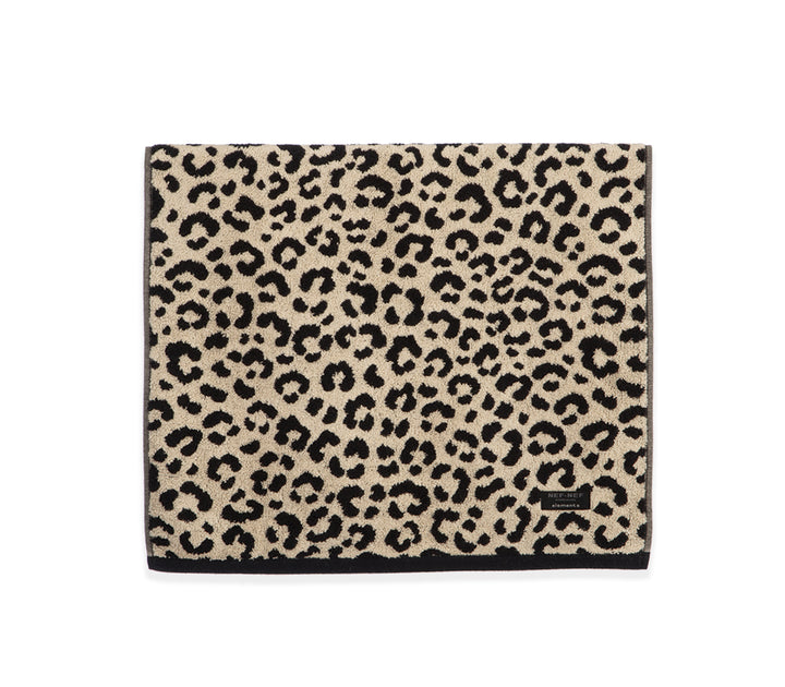 Μπεζ πετσέτα μπάνιου με leopard animal print και μαύρη ετικέτα, σε λευκό φόντο.