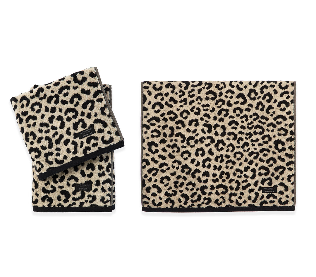 Σετ πετσετών μπάνιου με leopard animal print σε μπεζ και μαύρο χρώμα, τοποθετημένες σε λευκό φόντο.