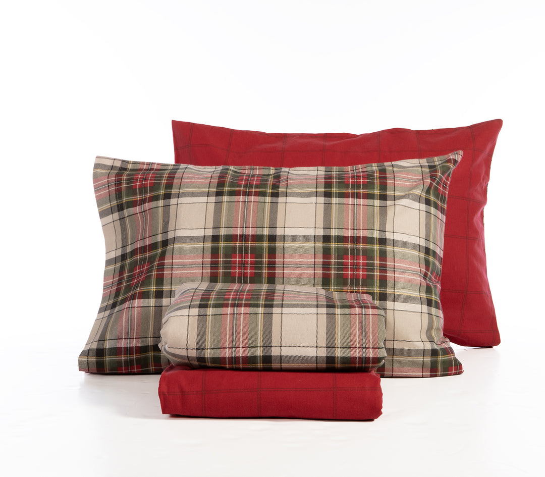 Σετ σεντόνια με καρό σχέδιο σε αποχρώσεις του κόκκινου, πράσινου και μπεζ, διπλής όψης με μονόχρωμη κόκκινη πίσω πλευρά, της εταιρείας Nef Nef Homeware.