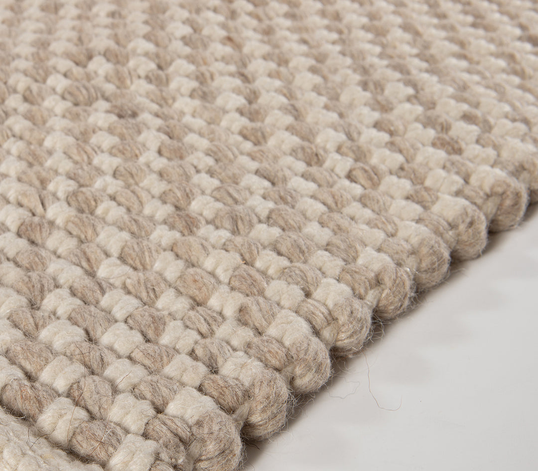 Χαλί σε μπεζ χρώμα με διακριτικό ανάγλυφο μοτίβο ρόμβων.