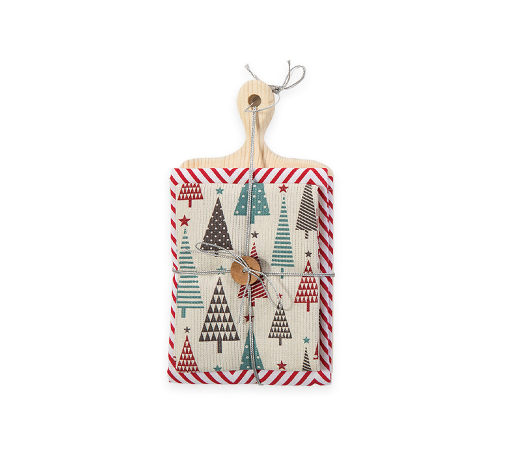Σετ δώρου με ξύλο κοπής και δύο ποτηρόπανα σε χριστουγεννιάτικο σχέδιο με πολύχρωμα δεντράκια και κόκκινο-λευκό περίγραμμα, δεμένα με κορδόνι και ξύλινο κουμπί.