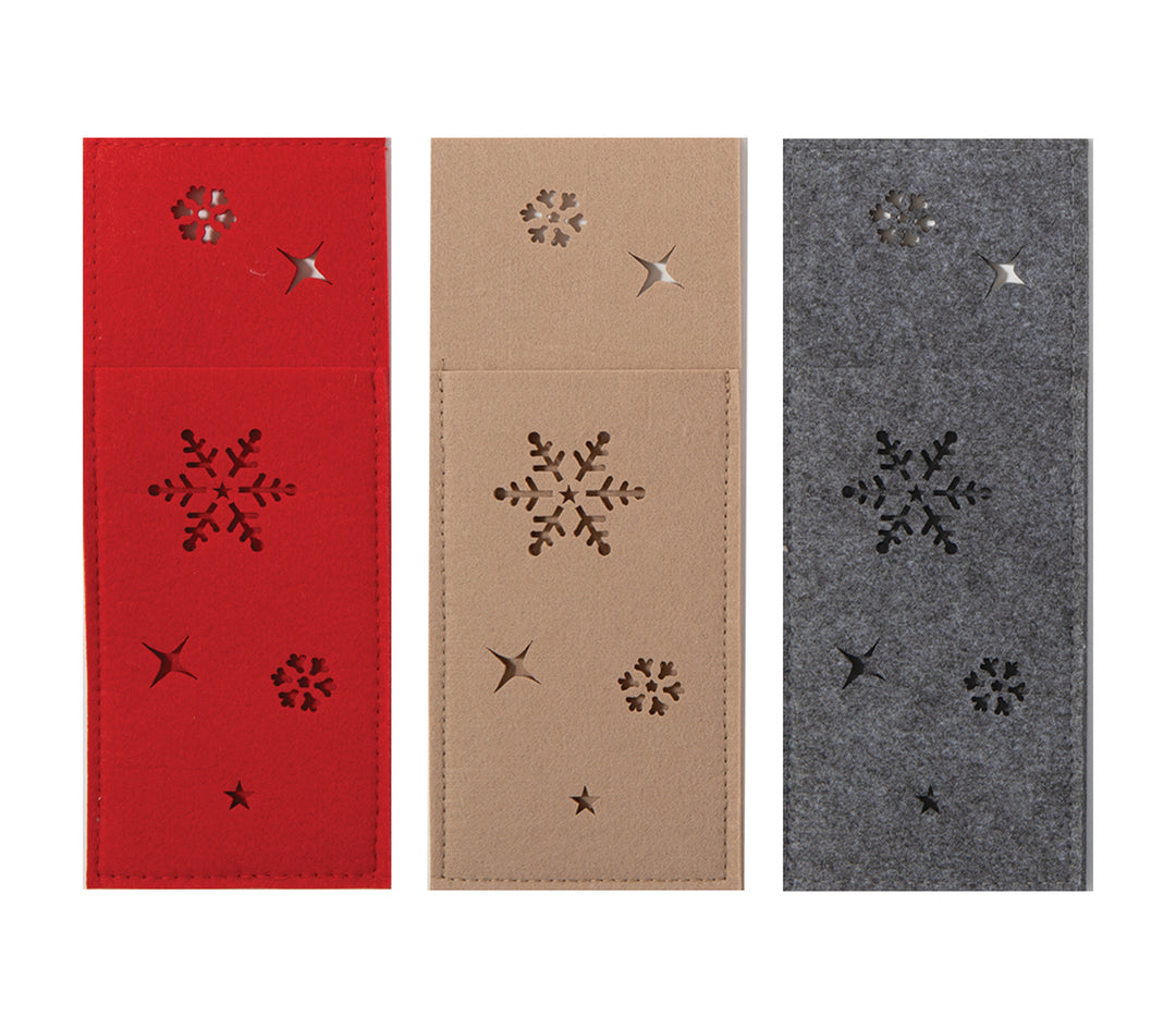 Σετ τριών χριστουγεννιάτικων θηκών για μαχαιροπίρουνα σε κόκκινο, μπεζ και γκρι χρώμα, με κοπτικά σχέδια από αστέρια και νιφάδες χιονιού.