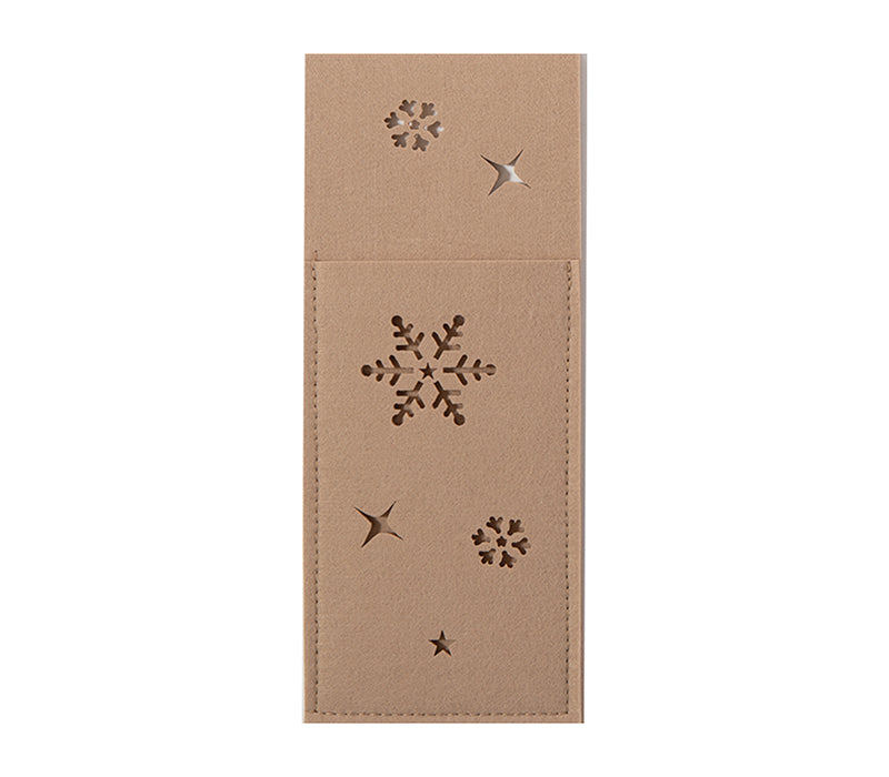 Μπεζ χριστουγεννιάτικη θήκη για μαχαιροπίρουνα με κοπτικά σχέδια από αστέρια και νιφάδες χιονιού.