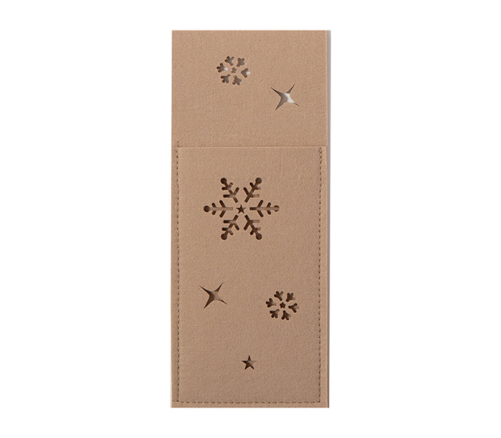 Μπεζ χριστουγεννιάτικη θήκη για μαχαιροπίρουνα με κοπτικά σχέδια από αστέρια και νιφάδες χιονιού.