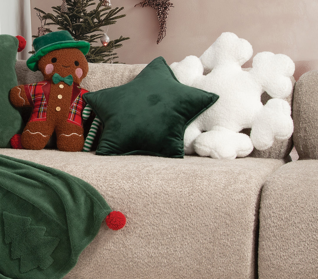 Γιορτινή διακόσμηση σαλονιού με μαξιλάρια σε σχήμα αστεριού, χιονονιφάδας και μπισκοτάνθρωπου, σε αποχρώσεις πράσινου και λευκού
