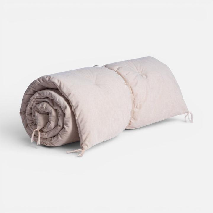 Μπεζ ανώστρωμα καναπέ Eriete Nef-Nef Homeware τυλιγμένο, με καπιτονέ επένδυση και διακοσμητικά δεσίματα στις άκρες.