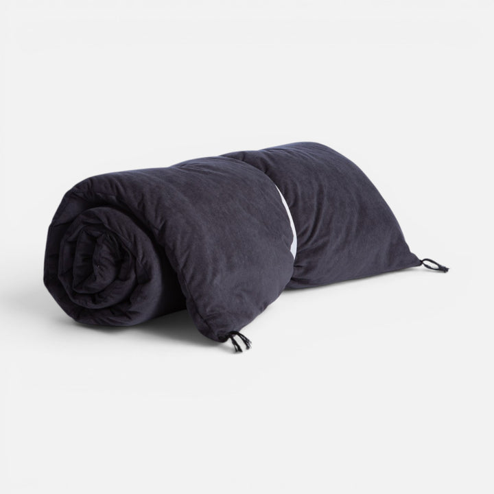 Μαύρο ανώστρωμα καναπέ Eriete Nef-Nef Homeware τυλιγμένο, με απαλή βελούδινη υφή και καπιτονέ σχεδιασμό.