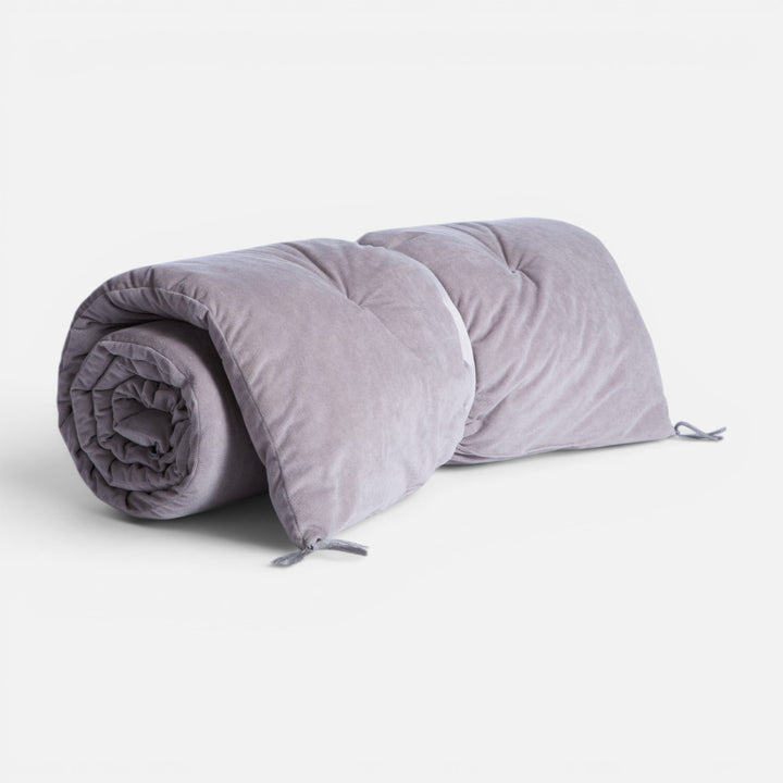Γκρι ανώστρωμα καναπέ Eriete Nef-Nef Homeware τυλιγμένο, με απαλή βελούδινη υφή, καπιτονέ όψη και δεσίματα.