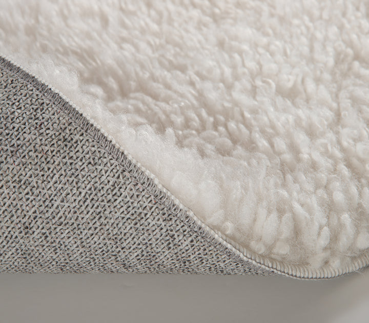 Κοντινή λεπτομέρεια λευκού χαλιού, με έμφαση στην υφή και την αντιολισθητική πίσω πλευρά.