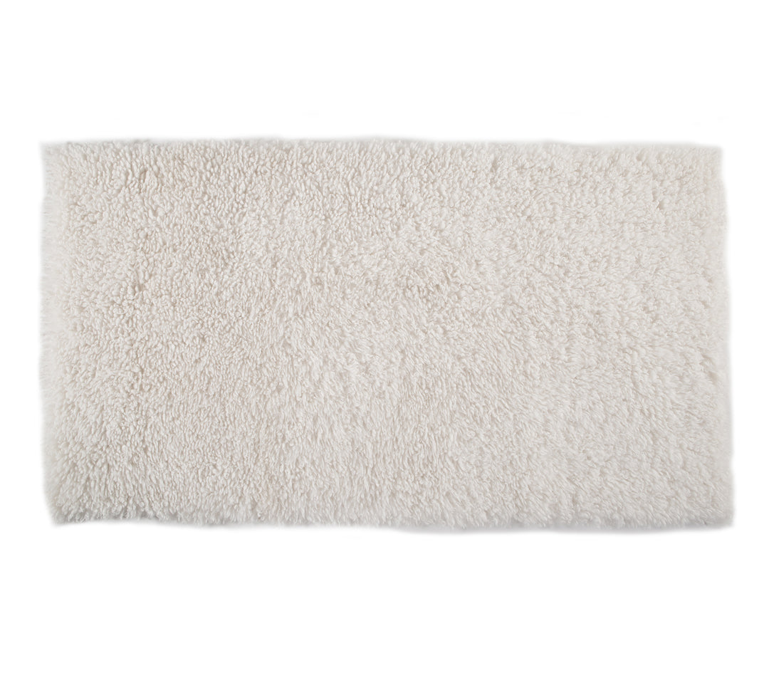 Ορθογώνιο λευκό χαλί σε minimal φόντο.