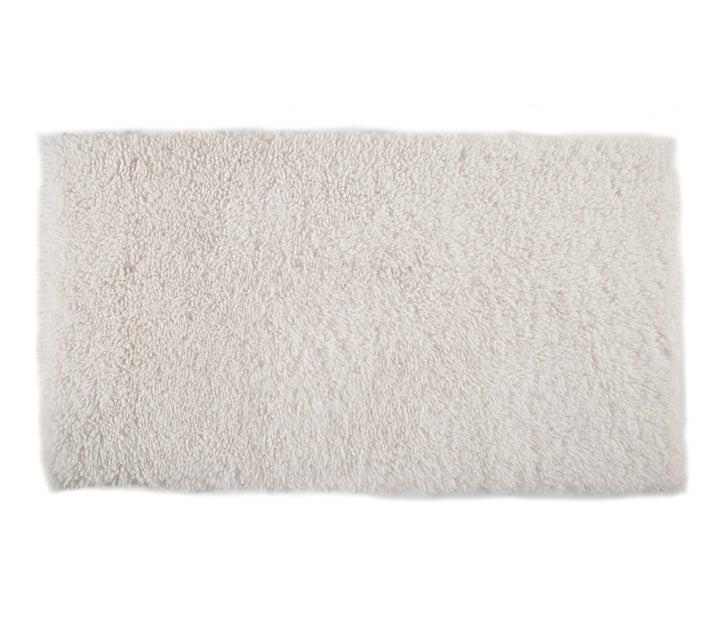 Ορθογώνιο λευκό χαλί σε minimal φόντο.