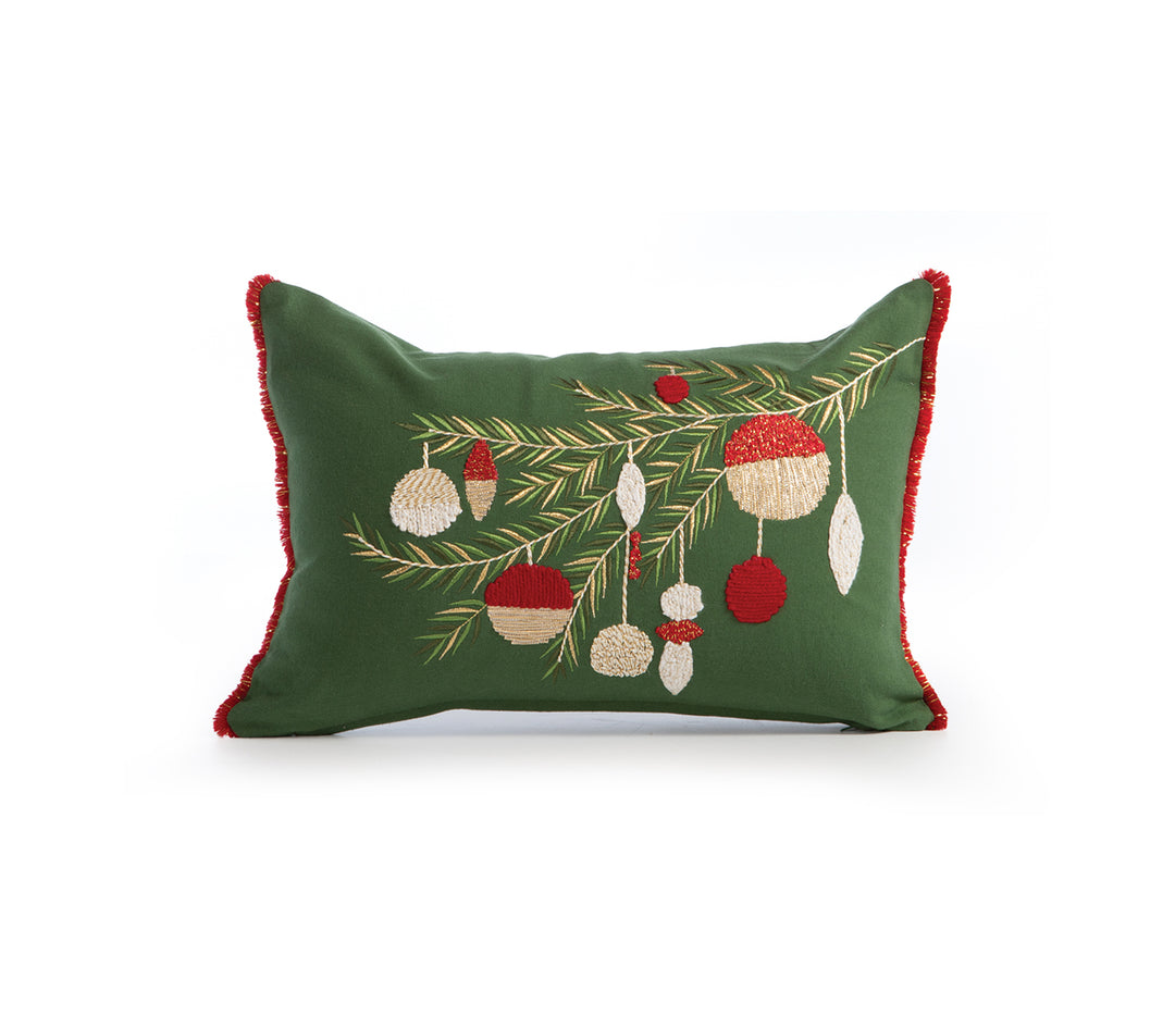 Πράσινο διακοσμητικό μαξιλάρι με χριστουγεννιάτικο σχέδιο από κλαδιά ελάτου και μπάλες σε κόκκινες, χρυσές και λευκές αποχρώσεις, με κόκκινο τελείωμα περιμετρικά.