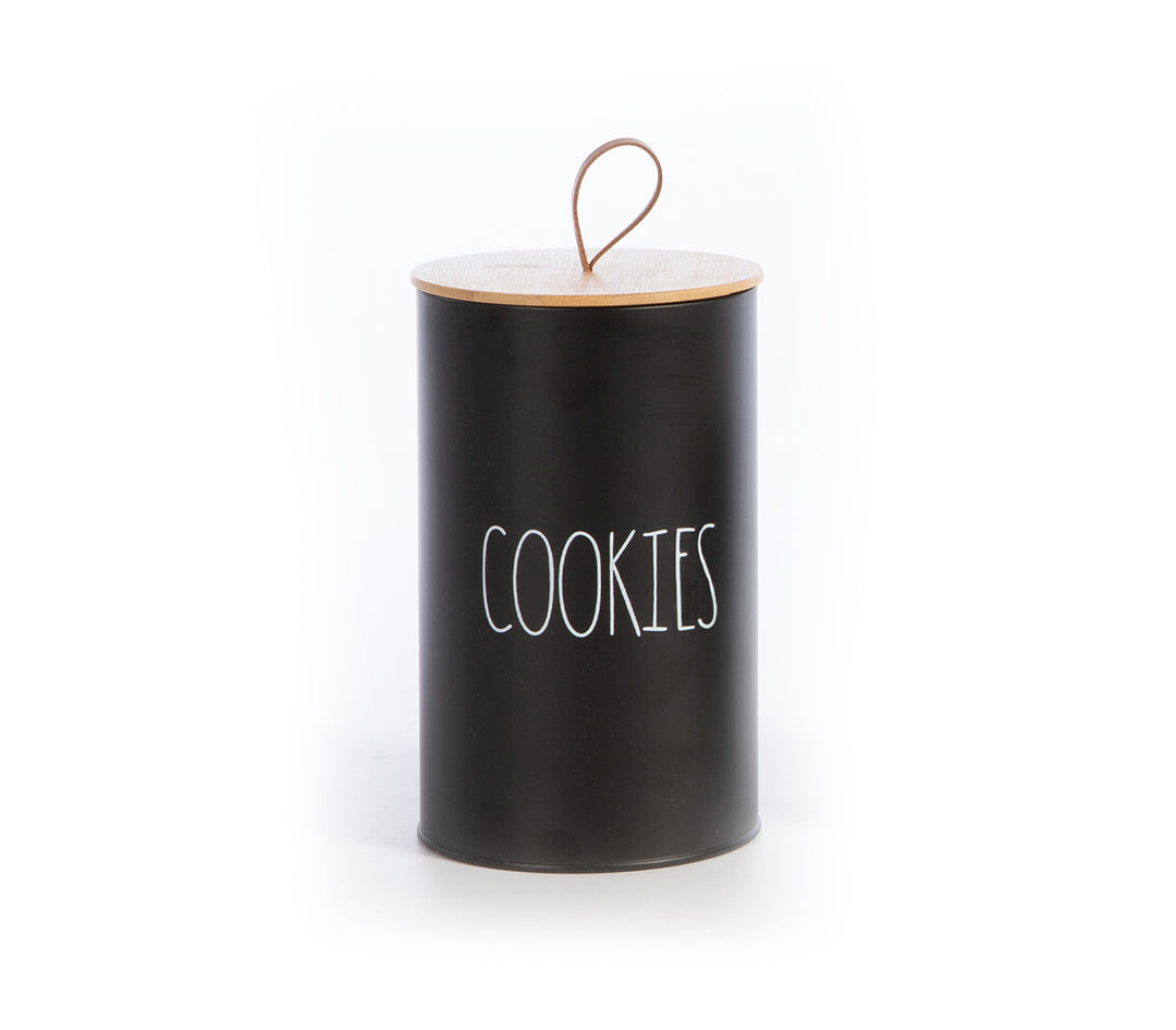Μαύρο μεταλλικό κουτί Cookies με ξύλινο καπάκι και δερμάτινο λουράκι, τοποθετημένο σε λευκό φόντο.