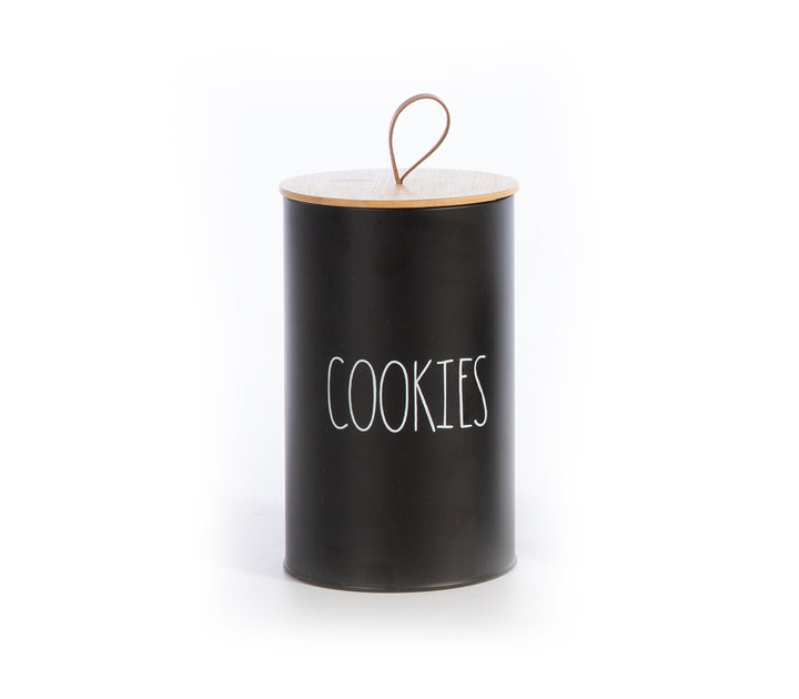 Μαύρο μεταλλικό κουτί Cookies με ξύλινο καπάκι και δερμάτινο λουράκι, τοποθετημένο σε λευκό φόντο.