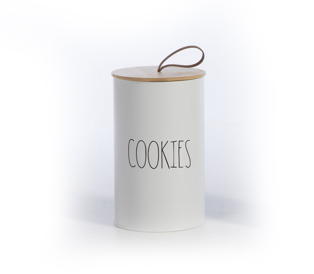 Λευκό μεταλλικό κουτί Cookies με ξύλινο καπάκι και λουράκι, σε καθαρό λευκό φόντο.