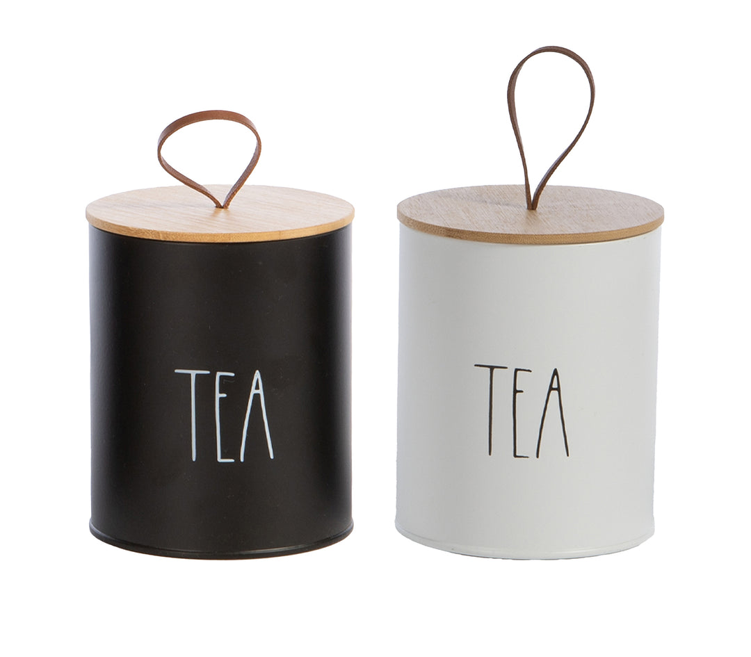 Δύο μεταλλικά βάζα κουζίνας για tea σε μαύρο και λευκό χρώμα με καπάκι από ξύλο μπαμπού και δερμάτινο λουράκι.